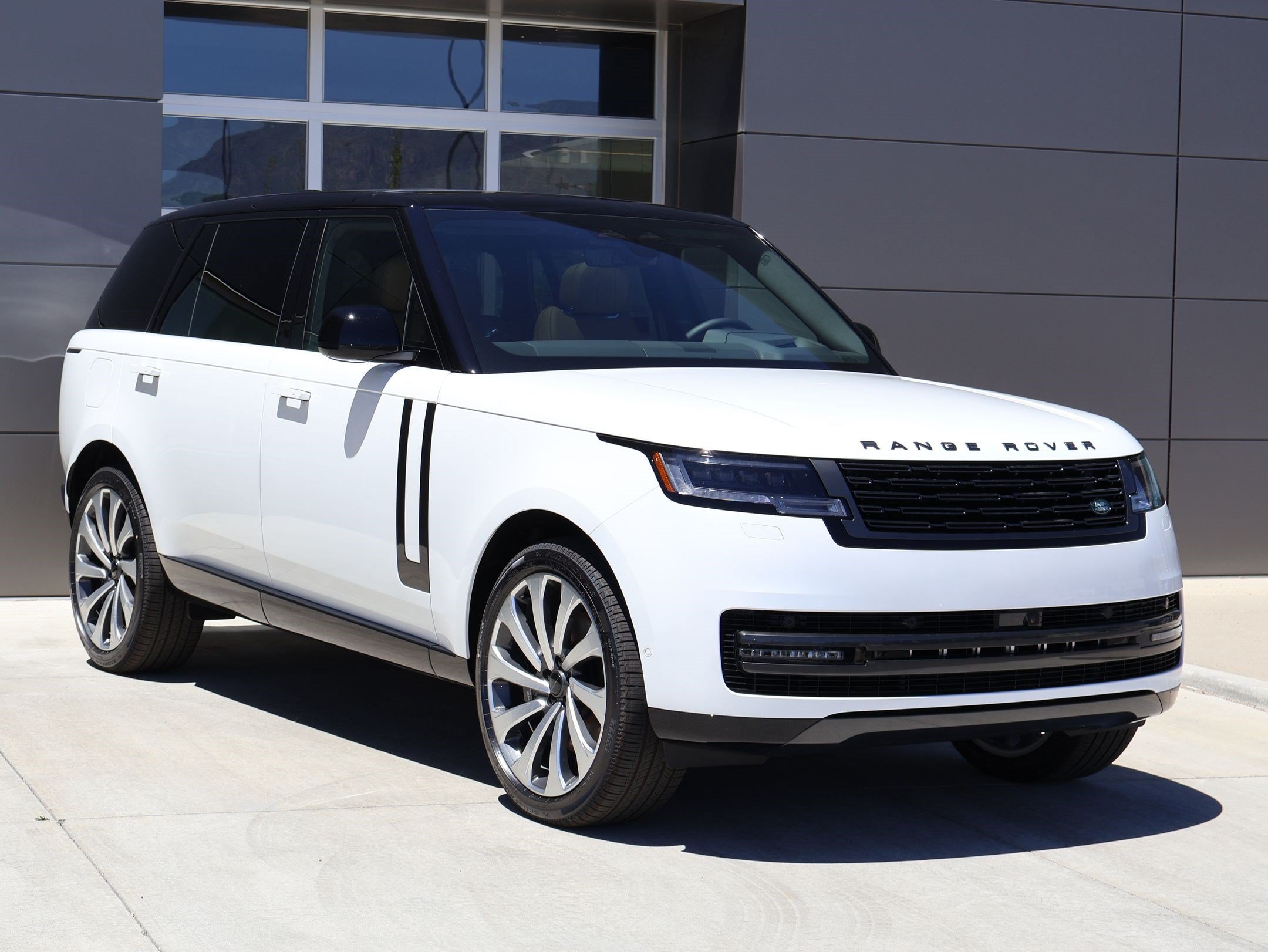 New 2026 Land Rover Range Rover Long Wheelbase SE AWD/4WD image 3