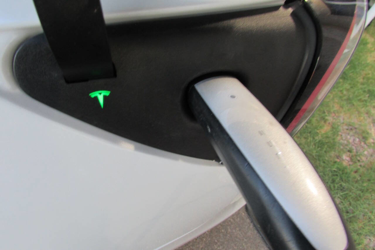 Used 2021 Tesla Model 3 Standard Range Plus image 40