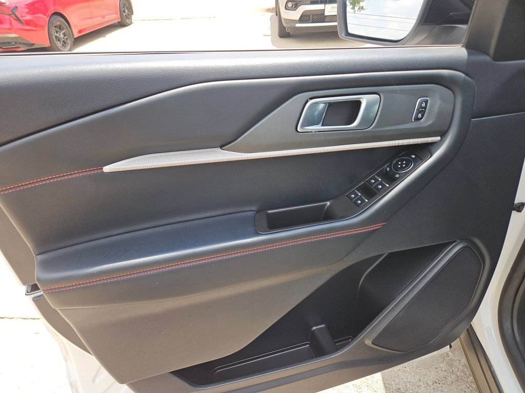 Used 2025 Ford Explorer ST-Line w/ ST-Line Street Pack AWD/4WD image 14
