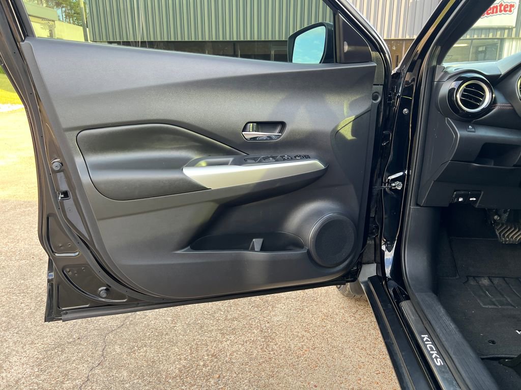 Used 2019 Nissan Kicks SR w/ SR Premium Package FWD image 11