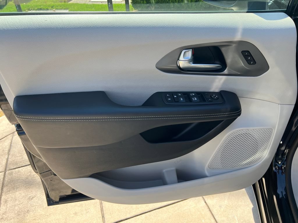 Used 2023 Chrysler Pacifica Touring-L FWD image 21