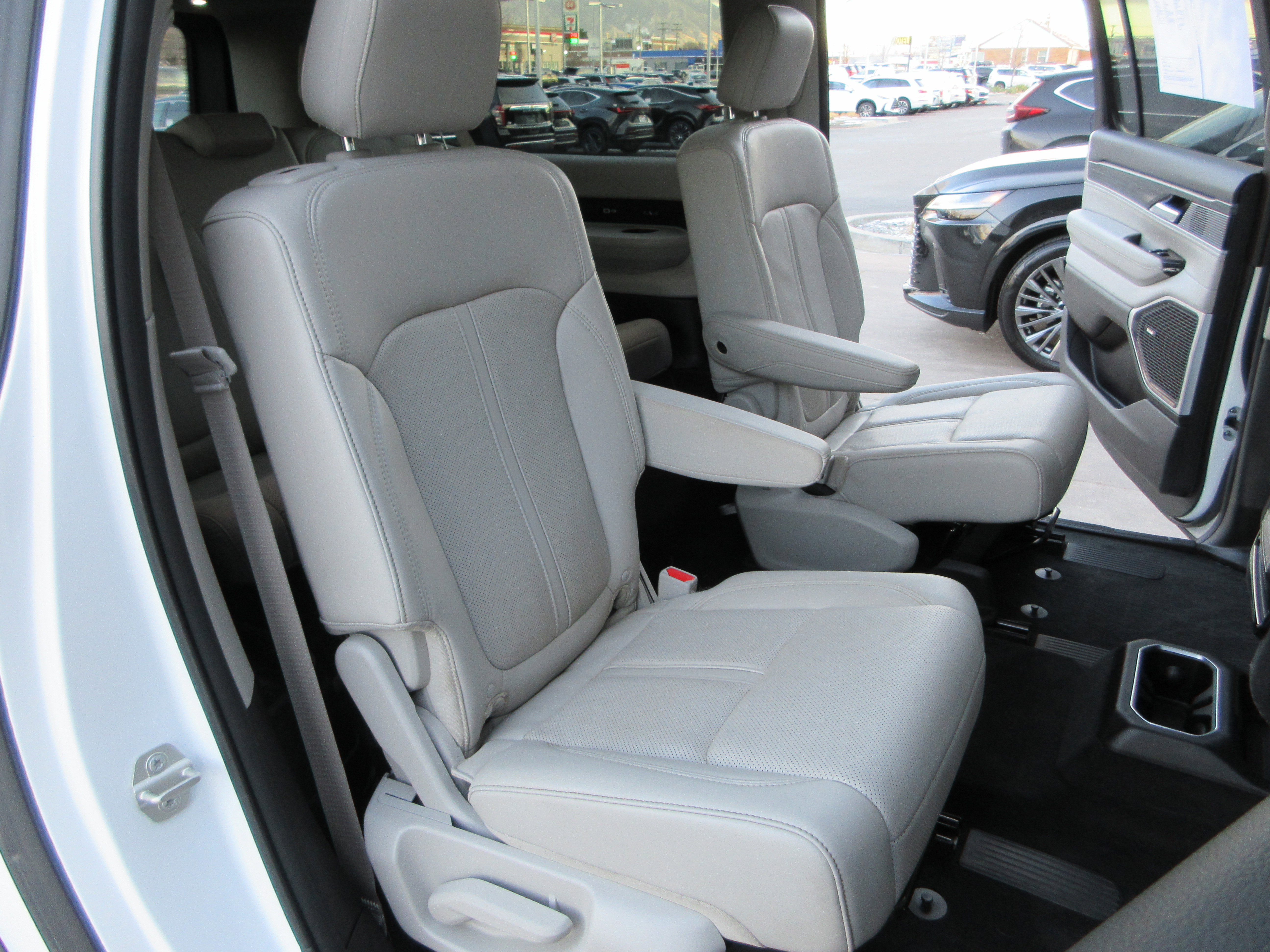 Used 2023 Jeep Wagoneer L Series III w/ Premium Group I image 23