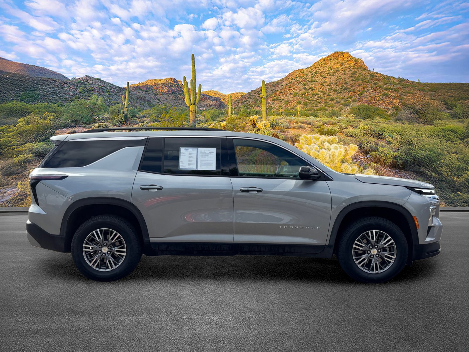 Used 2025 Chevrolet Traverse LT AWD/4WD image 3