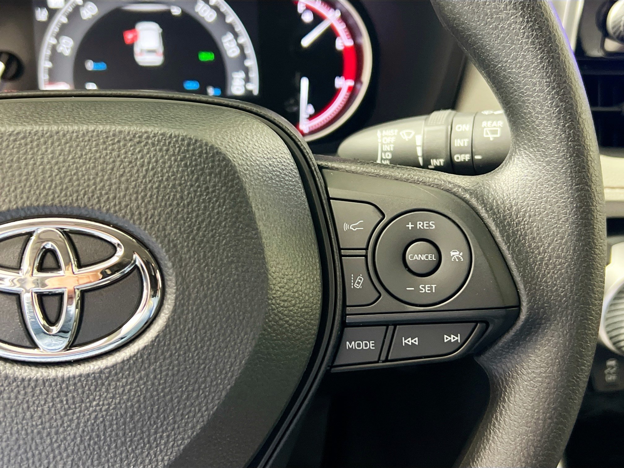 Used 2025 Toyota RAV4 XLE AWD/4WD image 19