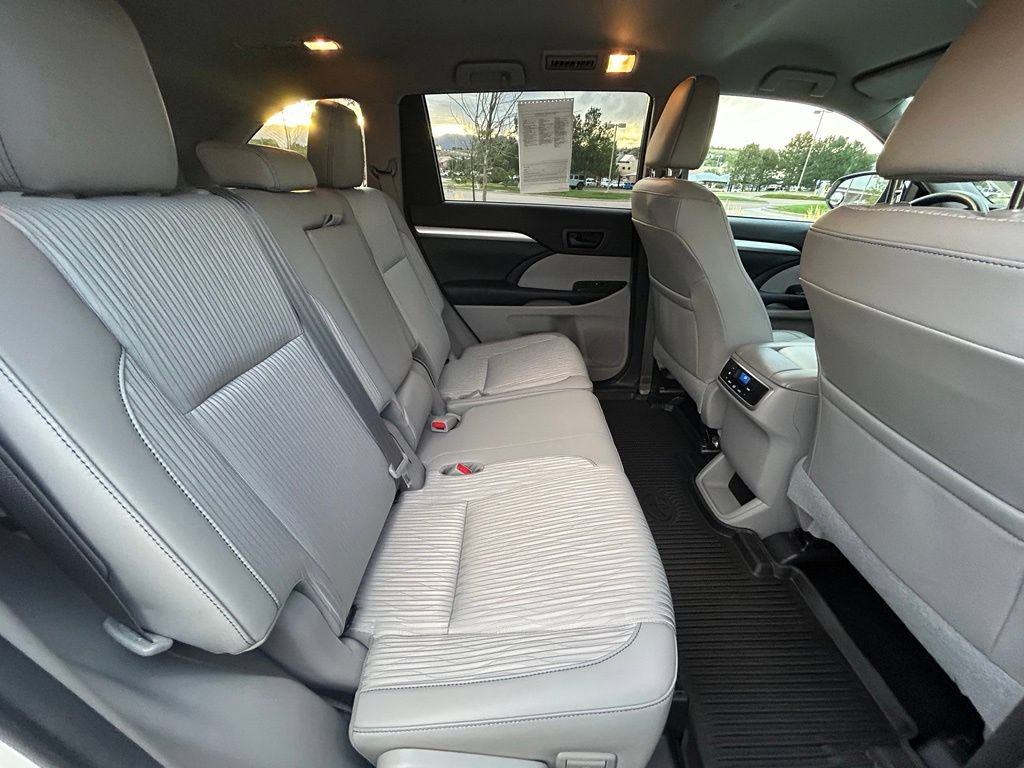 Used 2018 Toyota Highlander Plus AWD/4WD image 30