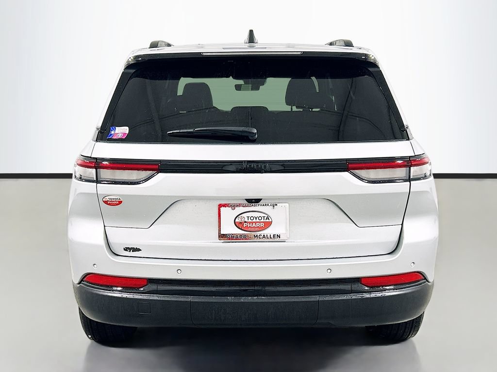 Used 2025 Jeep Grand Cherokee Altitude RWD image 6