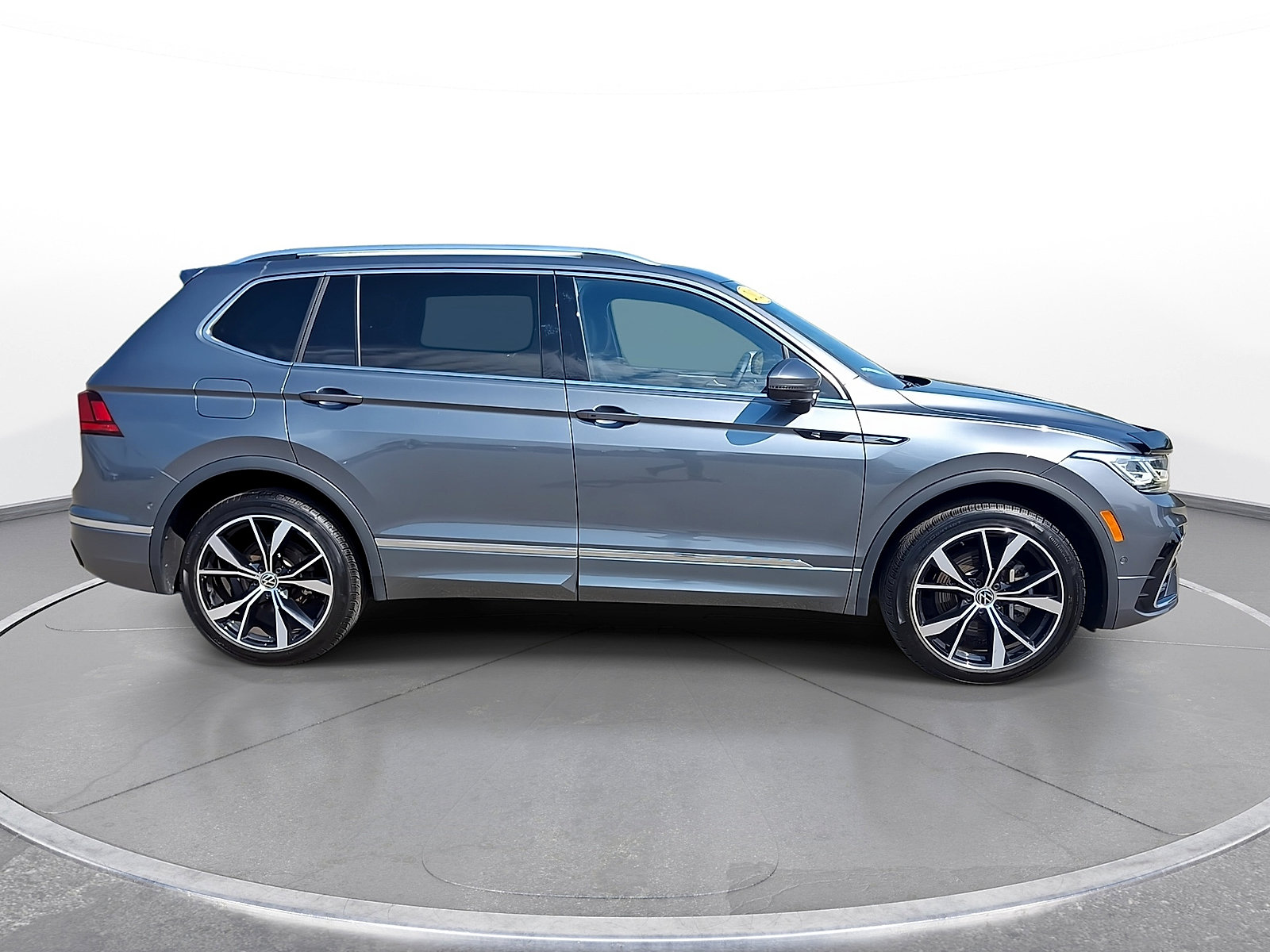 Used 2022 Volkswagen Tiguan SEL R-Line AWD/4WD image 9