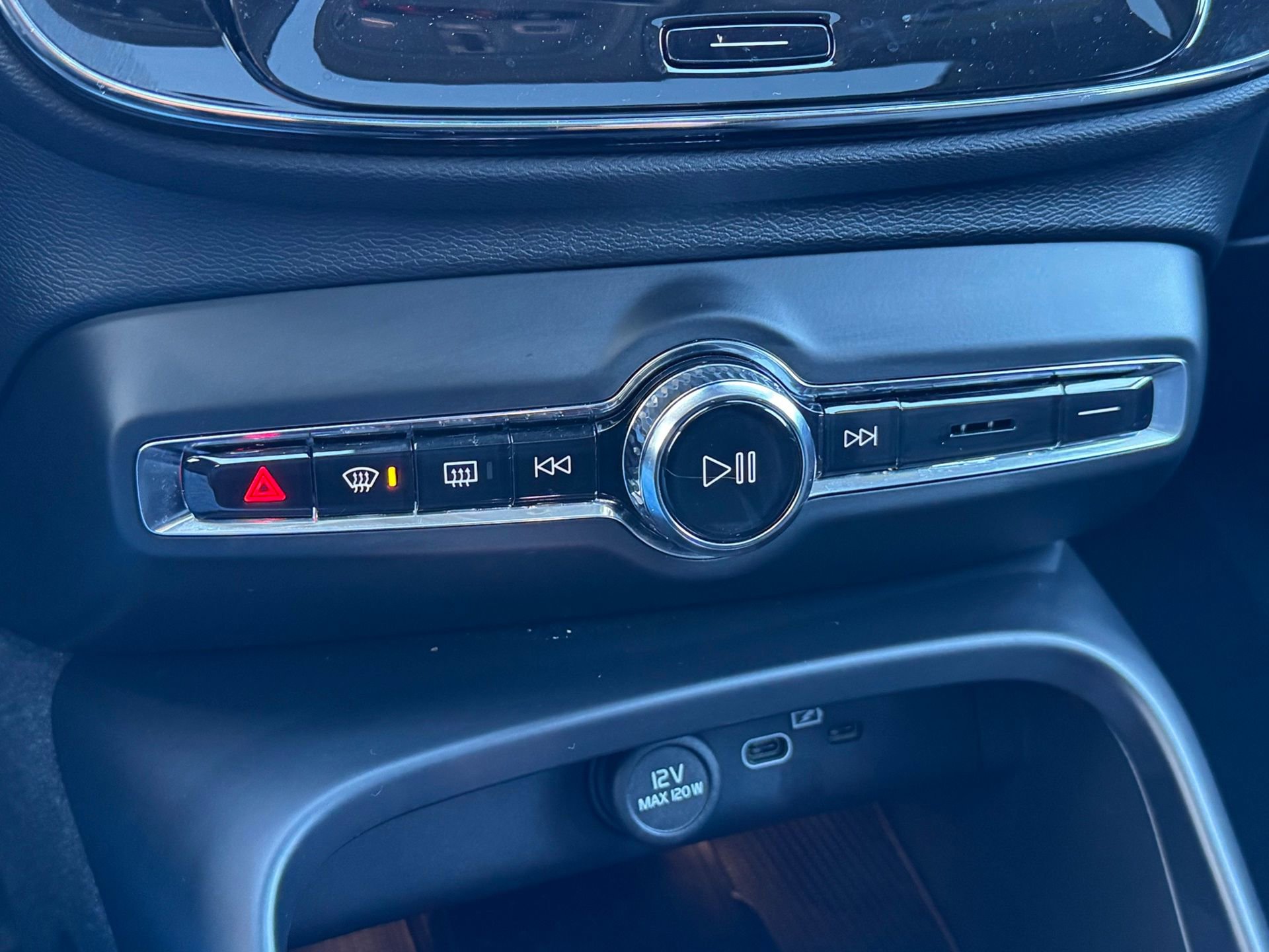 Used 2024 Volvo XC40 B5 Plus image 31