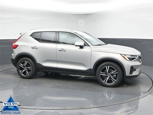 Used 2023 Volvo XC40 B5 Plus image 1