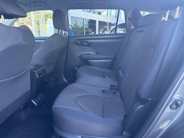 Used 2024 Toyota Highlander LE AWD/4WD image 24