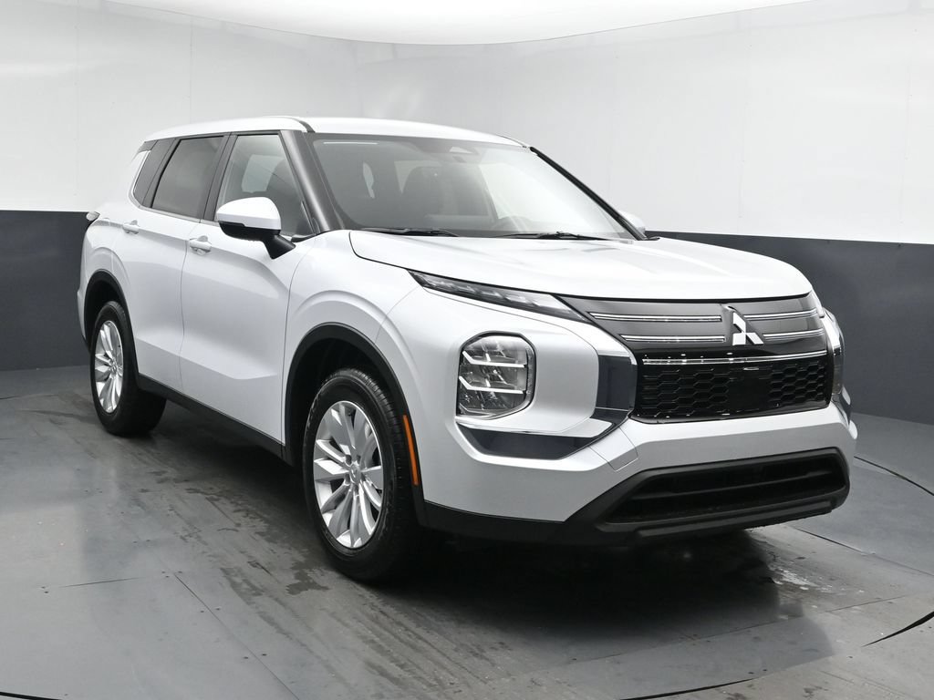 New 2026 Mitsubishi Outlander ES FWD image 2