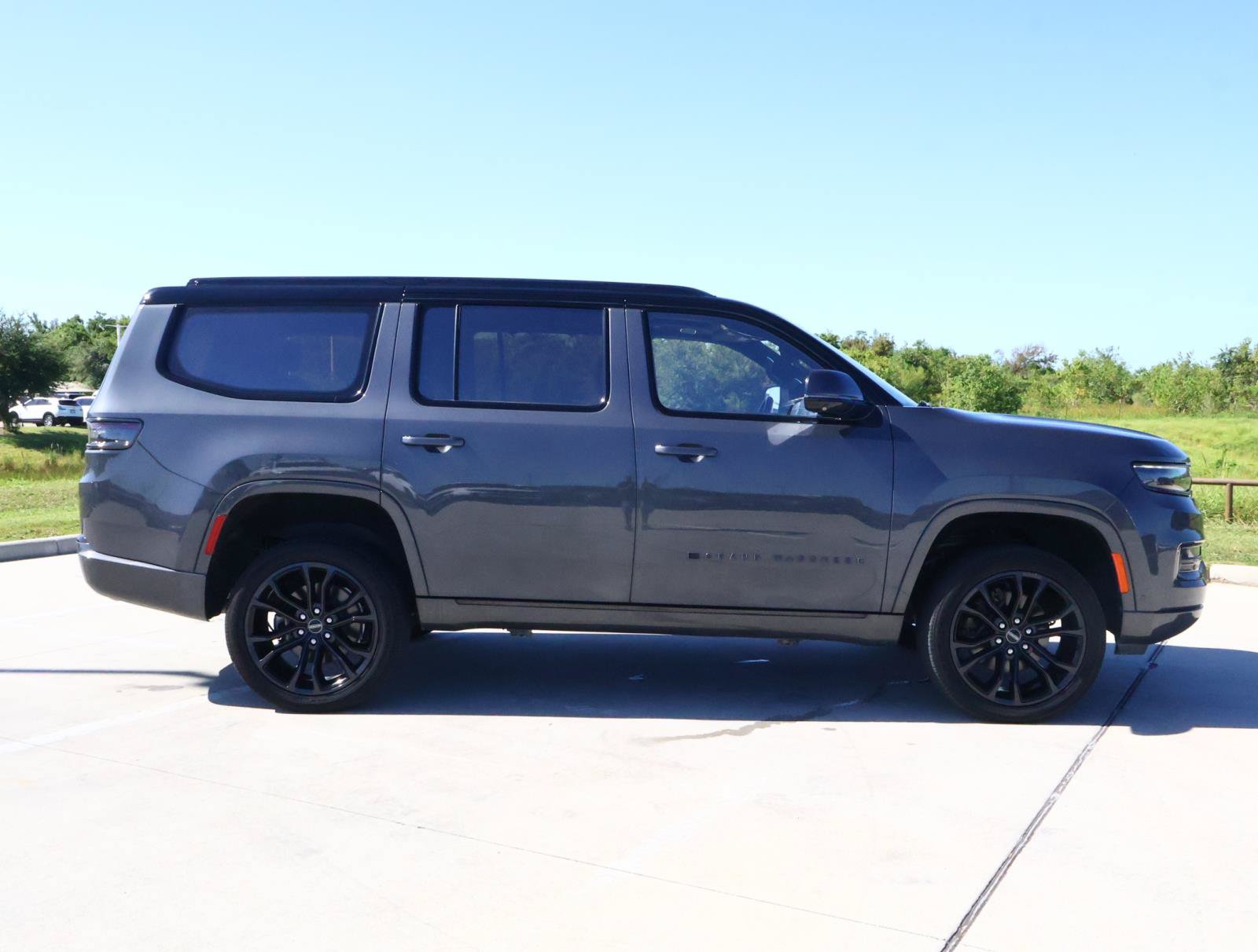 Used 2017 Jeep Cherokee Trailhawk AWD/4WD image 32
