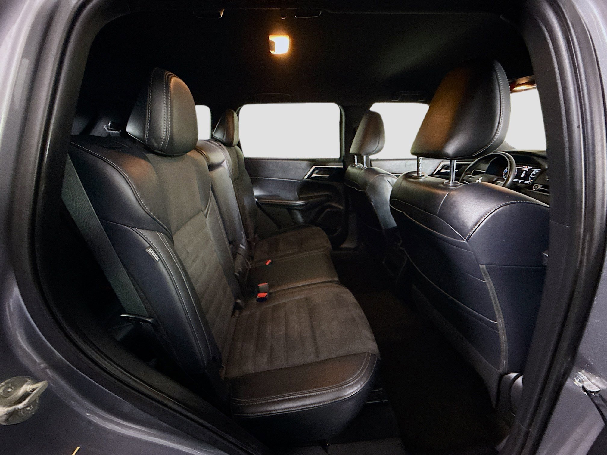 Used 2024 Mitsubishi Outlander SE Black Edition image 27