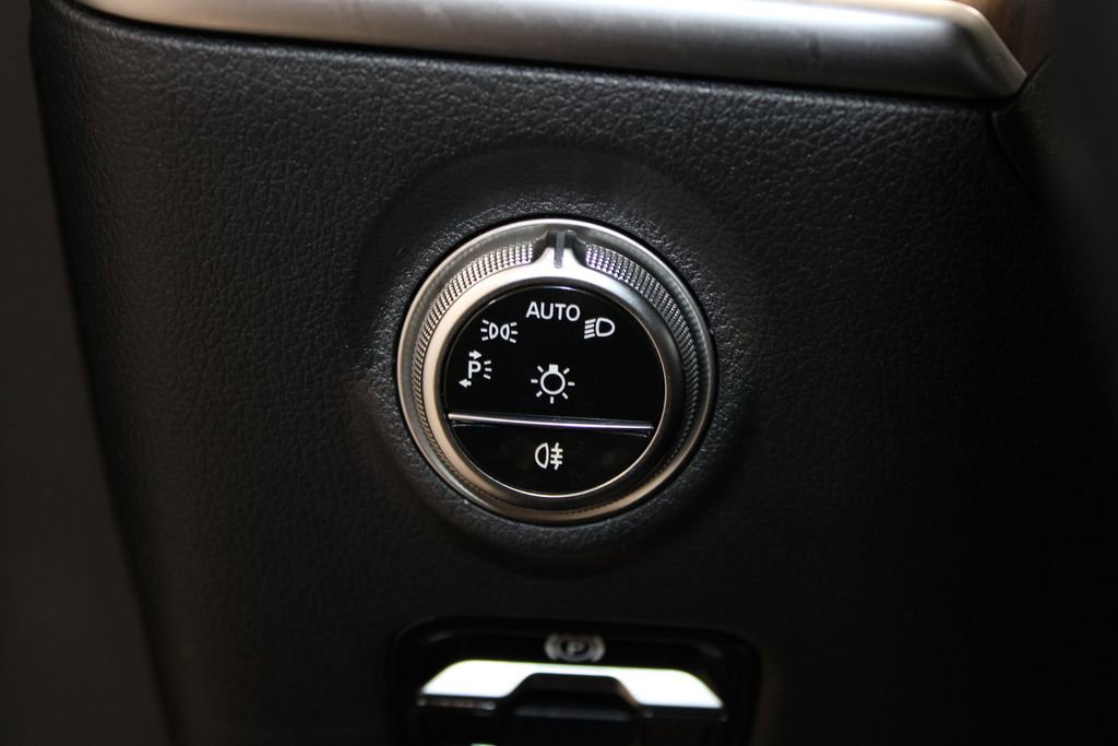 Used 2025 Mercedes-Benz C 300 Sedan image 31