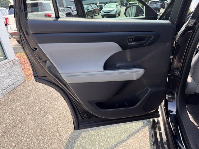 Used 2021 Toyota Highlander LE AWD/4WD image 14