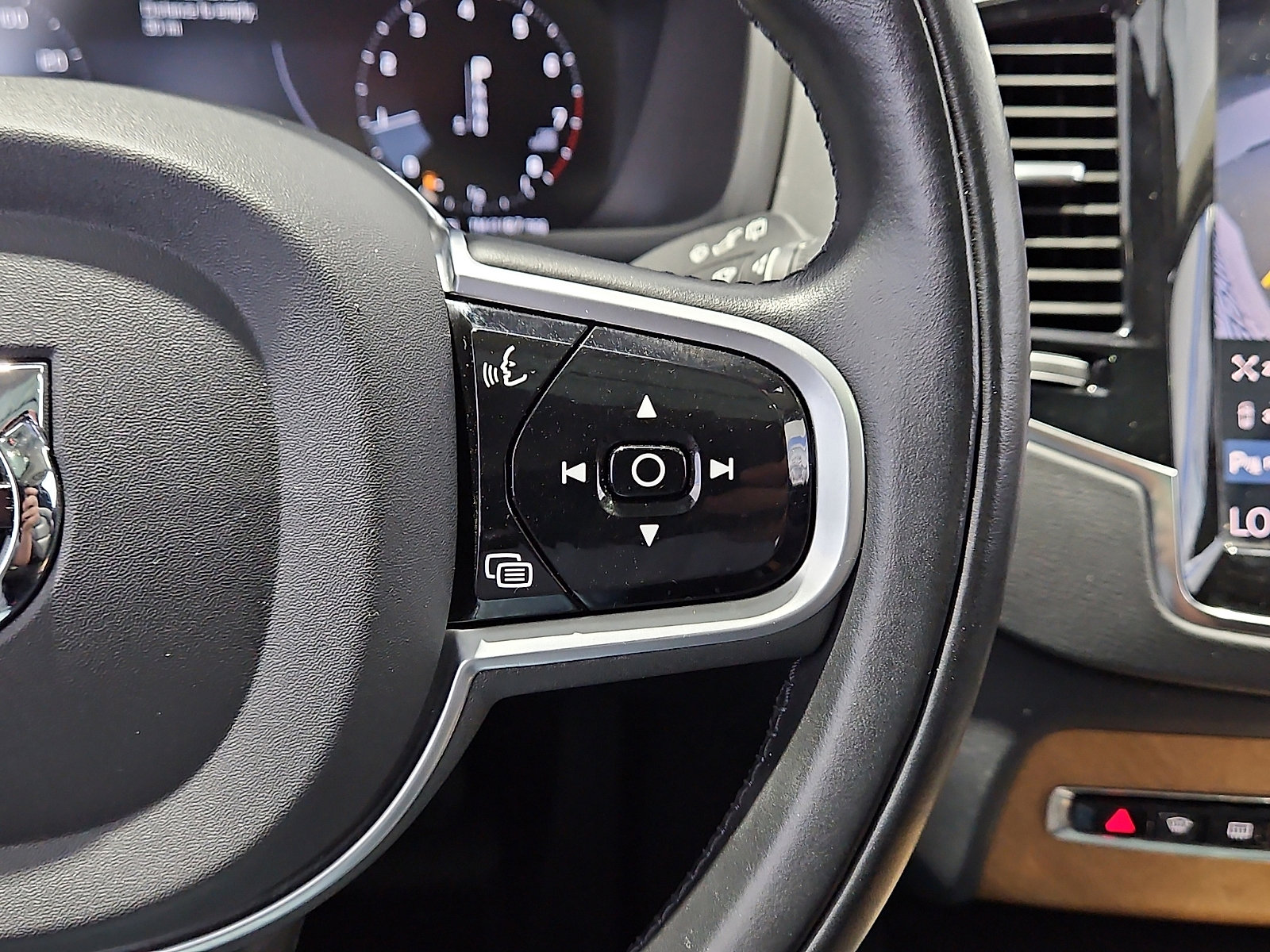 Used 2022 Volvo XC90 T6 Momentum AWD/4WD image 19