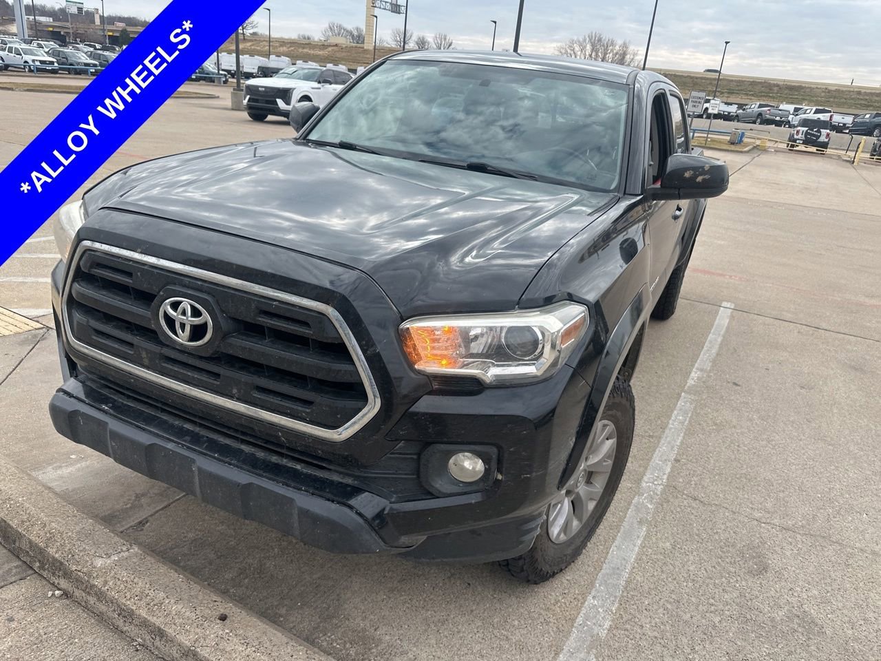 Used 2017 Toyota Tacoma SR5 image 1