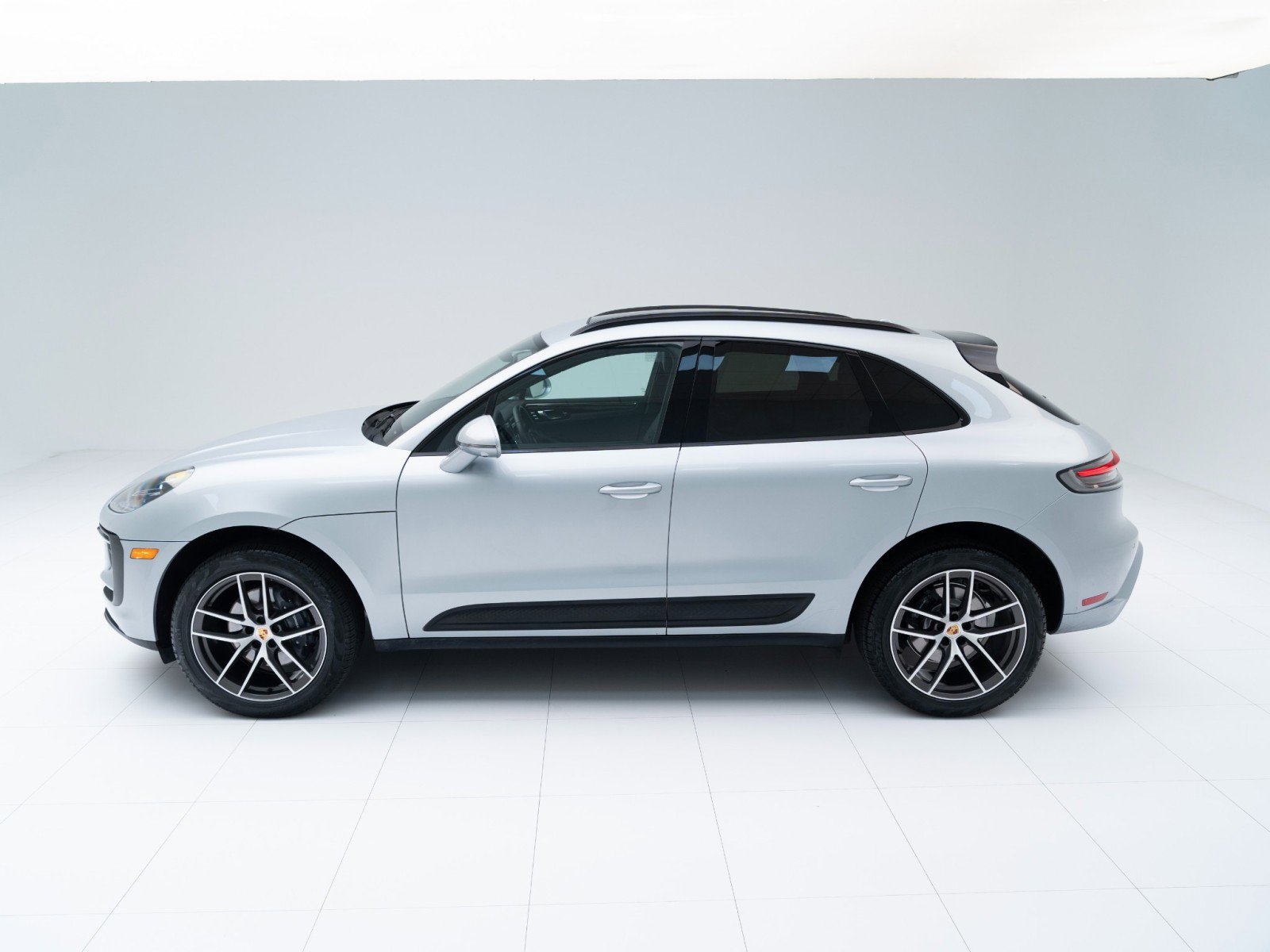 Certified 2025 Porsche Macan AWD/4WD image 2