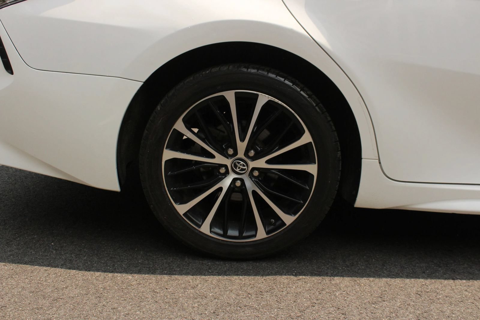 Used 2019 Toyota Camry SE FWD image 4