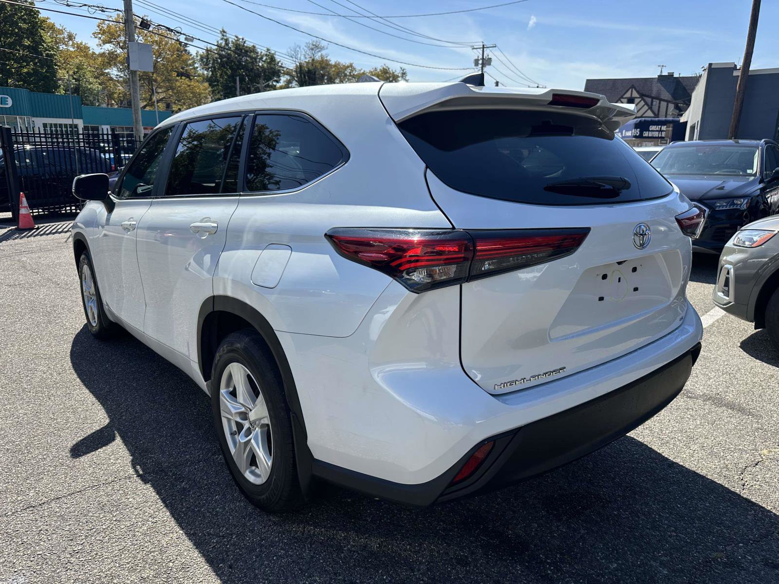 Used 2023 Toyota Highlander LE image 5