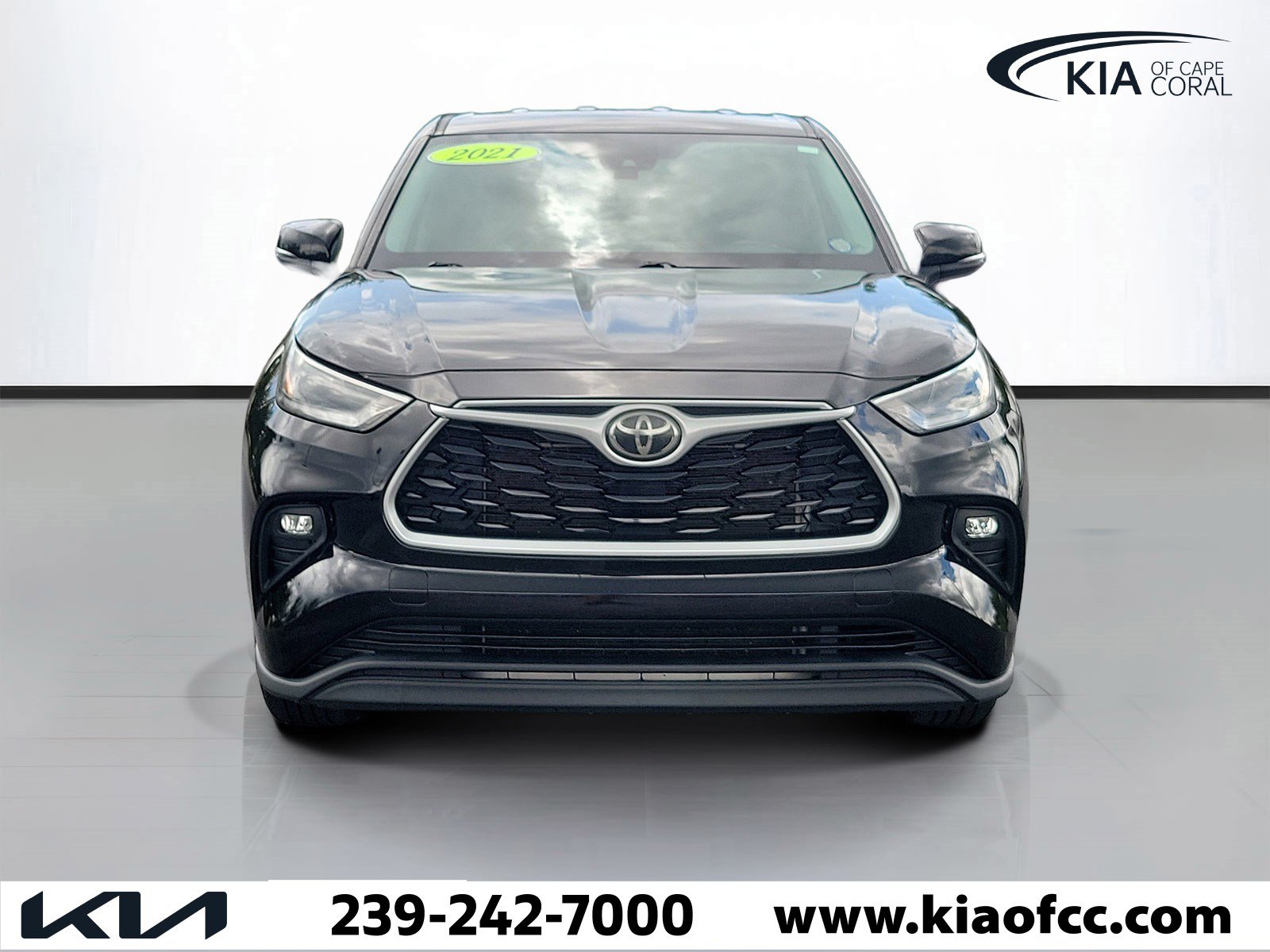 Used 2021 Toyota Highlander LE FWD image 2