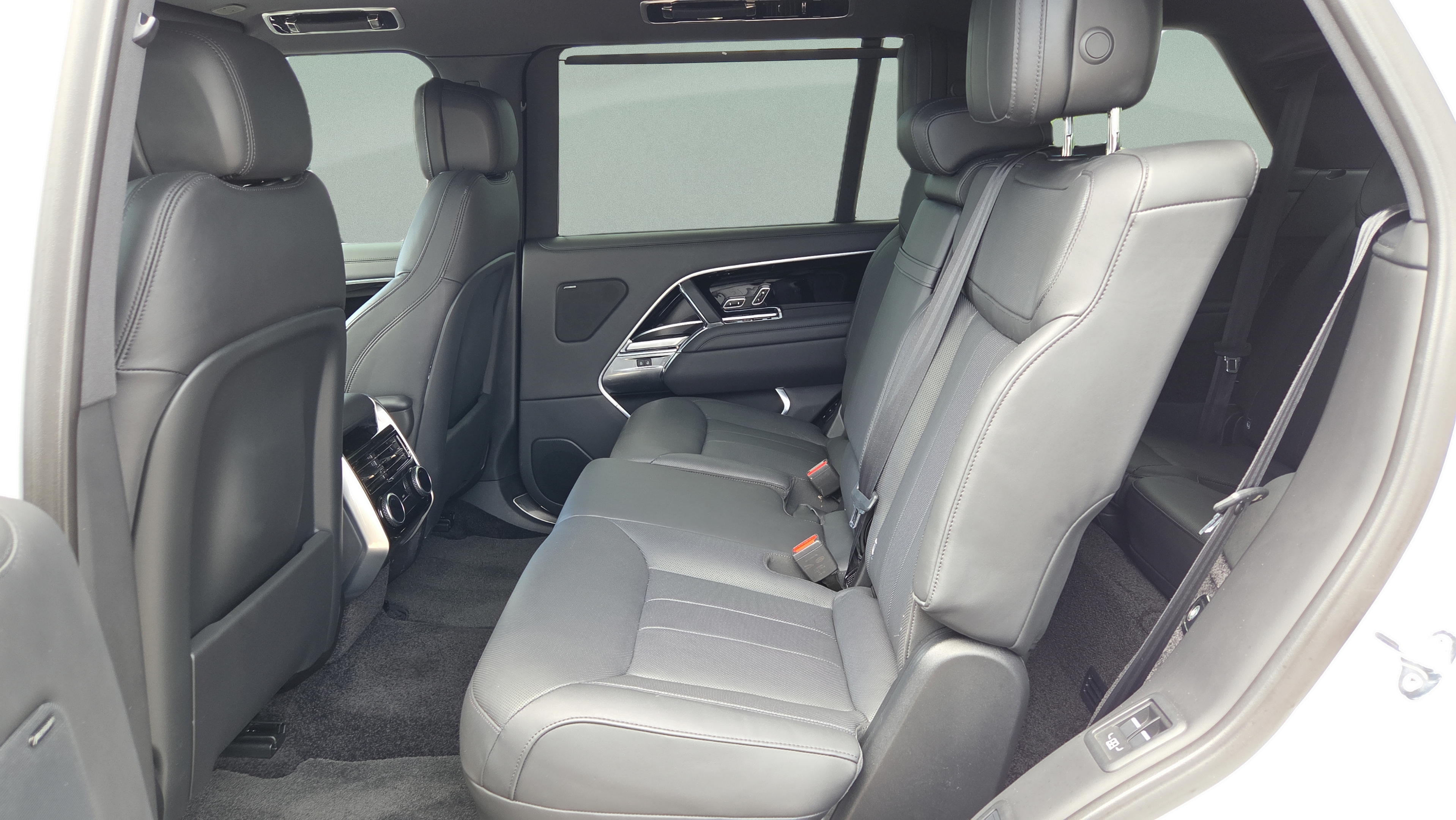 Used 2023 Land Rover Range Rover Long Wheelbase SE AWD/4WD image 13
