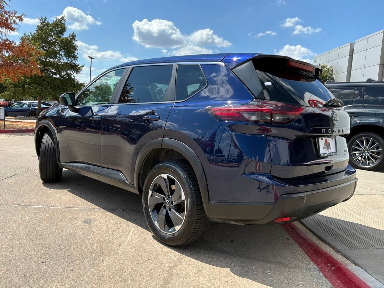 Used 2025 Nissan Rogue SV AWD/4WD image 8