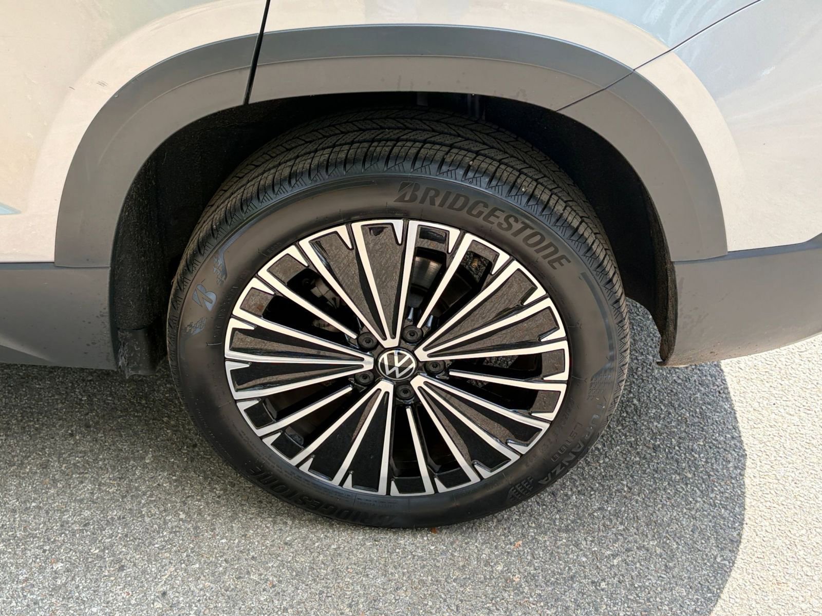 Used 2025 Volkswagen Taos SE image 29