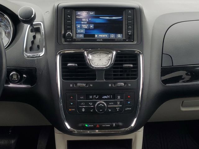 Used 2014 Chrysler Town & Country Touring-L image 32