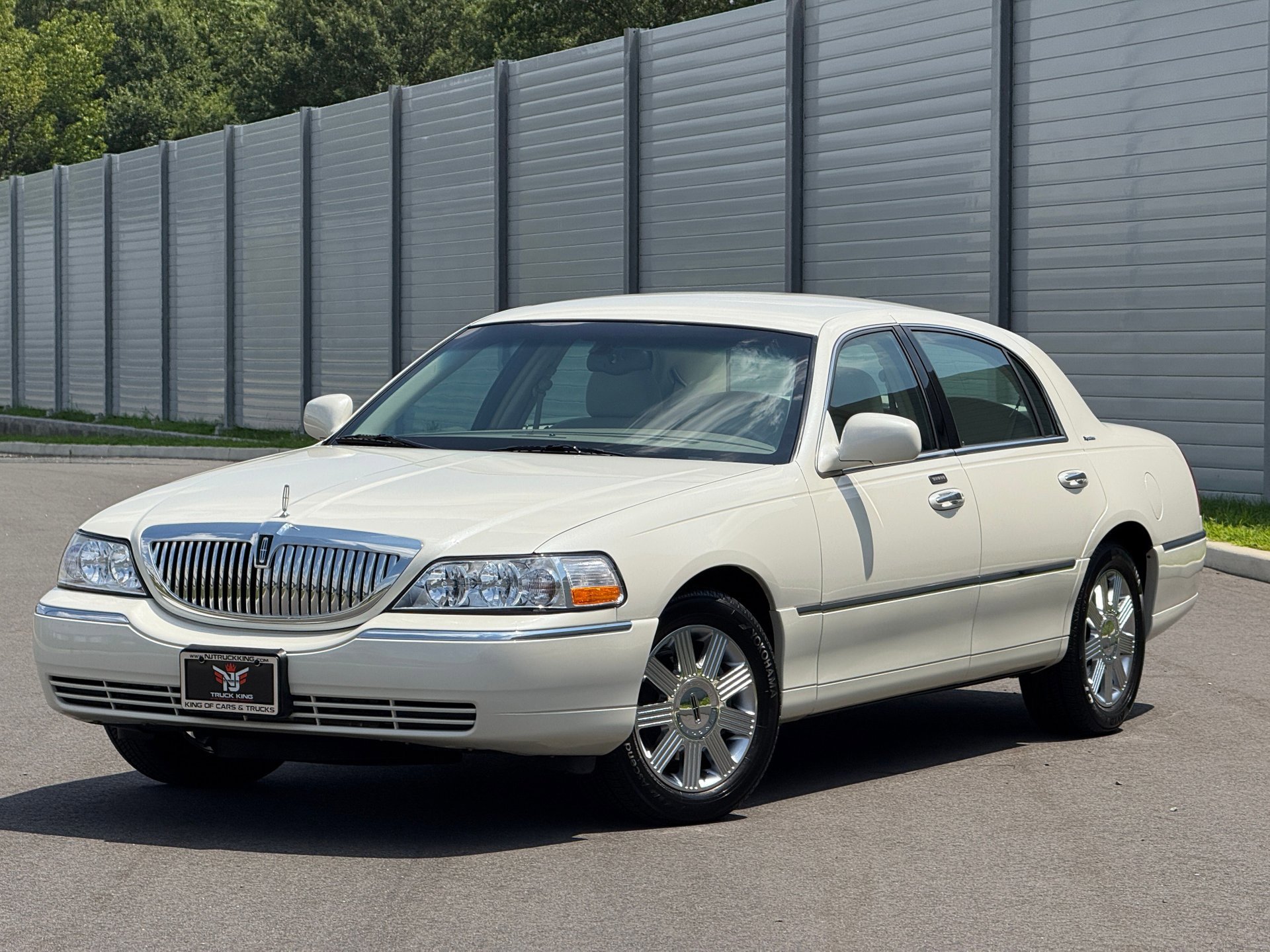 Used 2005 Lincoln Town Car Signature