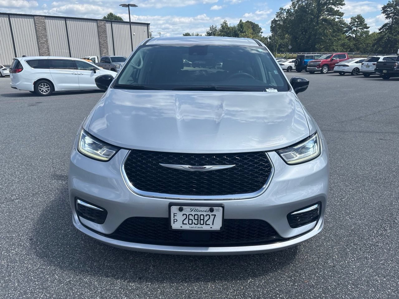 Used 2024 Chrysler Pacifica Touring-L FWD image 9