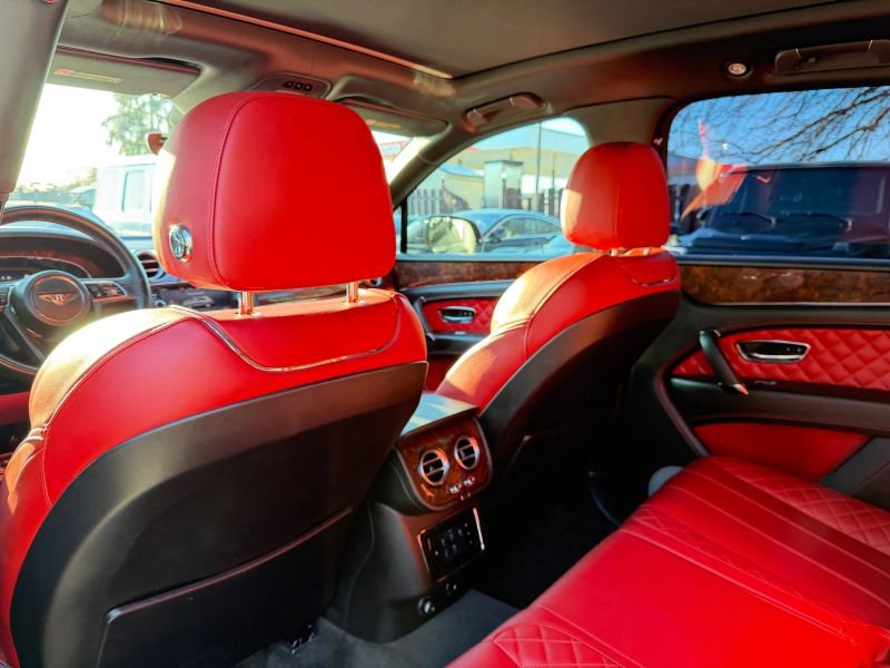 Used 2019 Bentley Bentayga AWD/4WD image 17