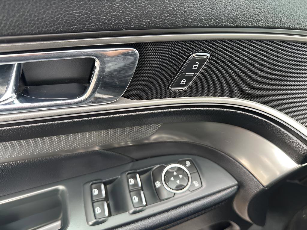 Used 2018 Ford Explorer XLT w/ Equipment Group 202A image 3