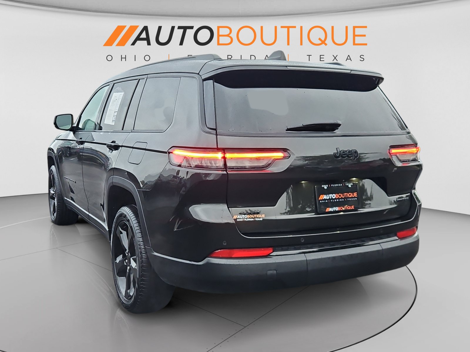 Used 2024 Jeep Grand Cherokee L Limited w/ Black Appearance Package AWD/4WD image 3
