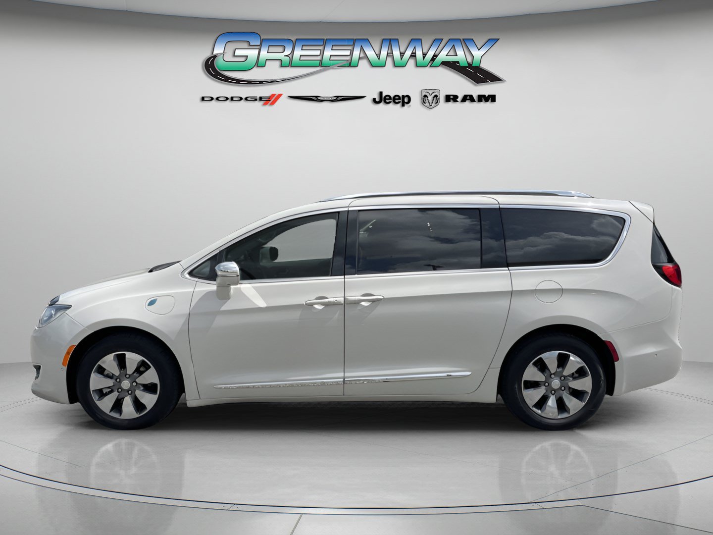 Used 2017 Chrysler Pacifica Platinum FWD image 2