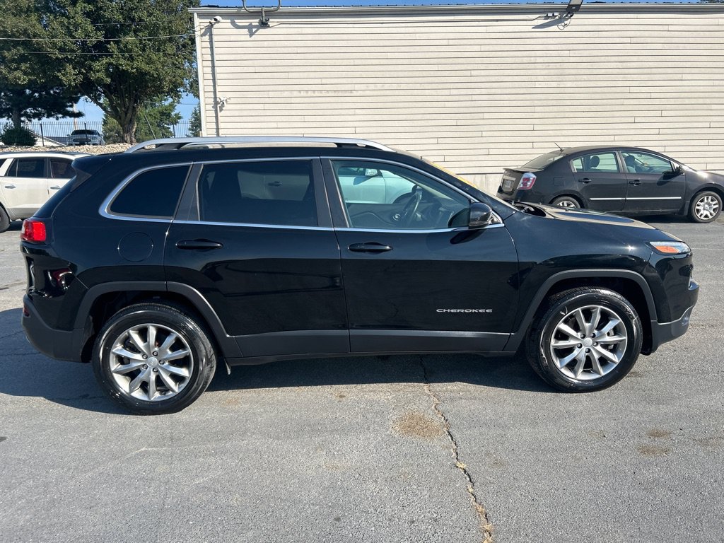 Used 2017 Jeep Cherokee Limited AWD/4WD image 5