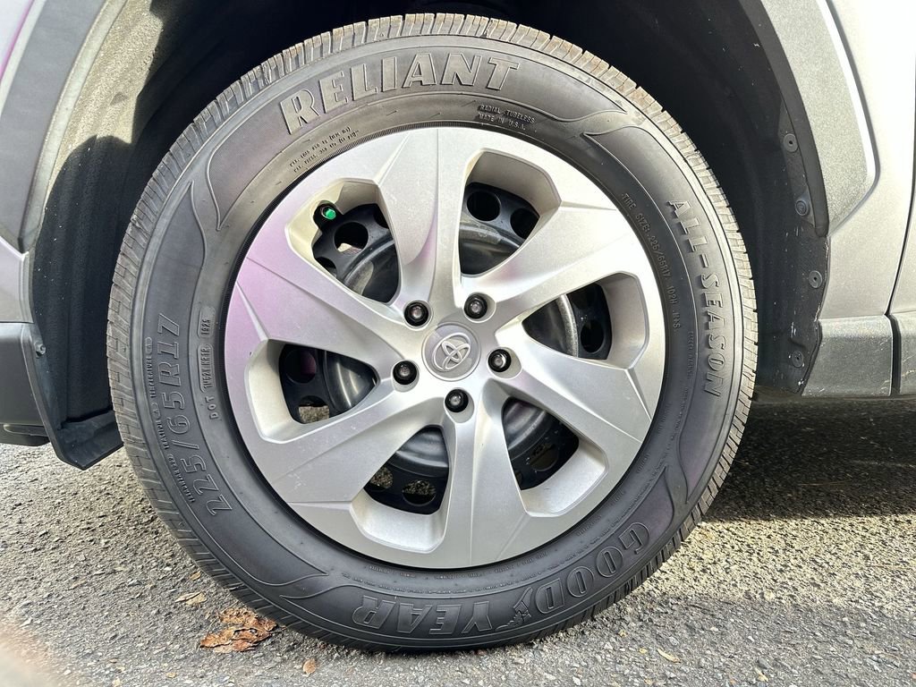 Used 2021 Toyota RAV4 LE image 32