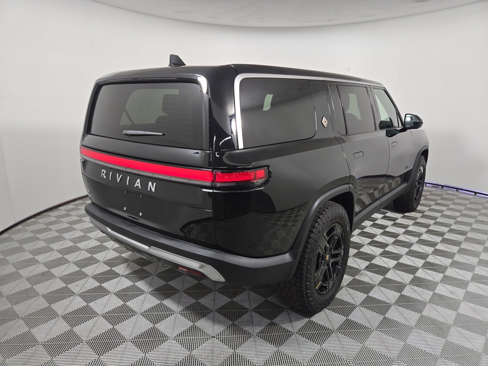 Used 2025 Rivian R1S Adventure AWD/4WD image 5