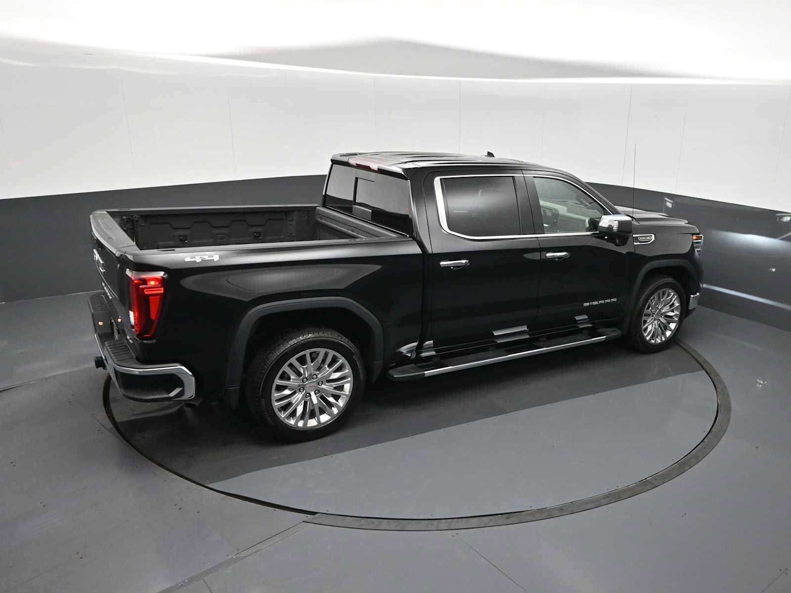 Used 2024 GMC Sierra 1500 SLT w/ SLT Convenience Package AWD/4WD image 15