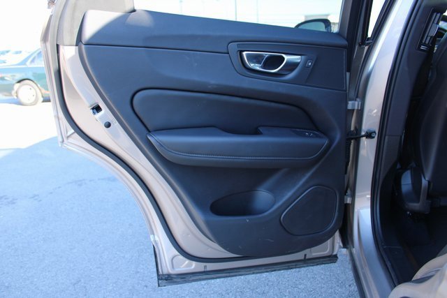 Used 2025 Volvo XC60 B5 Plus image 32