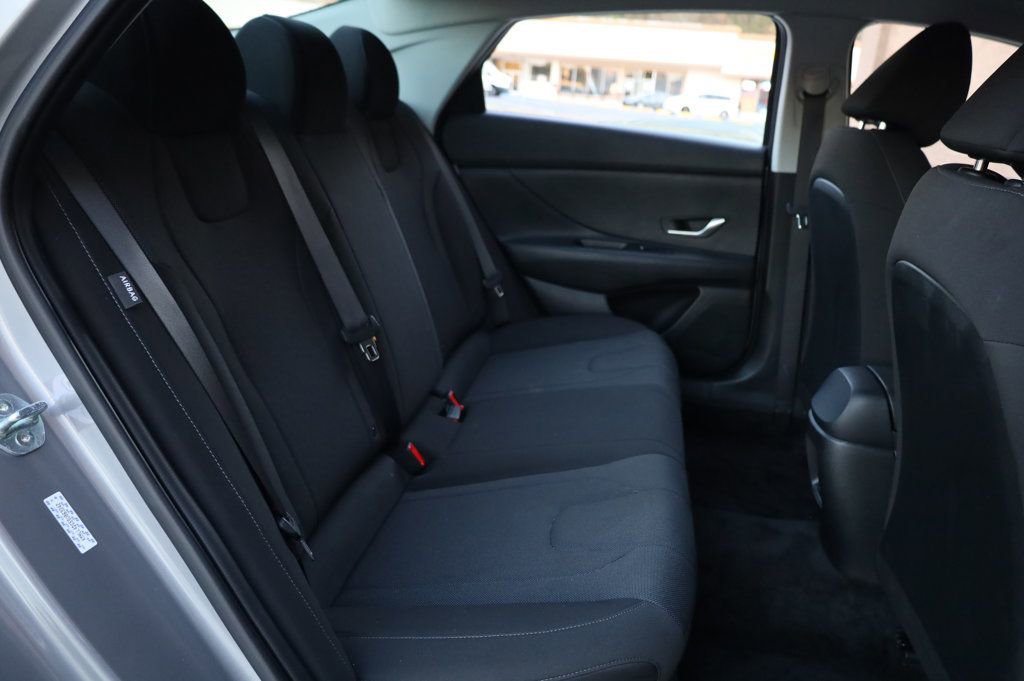 Used 2025 Hyundai Elantra SE w/ Cargo Package image 22