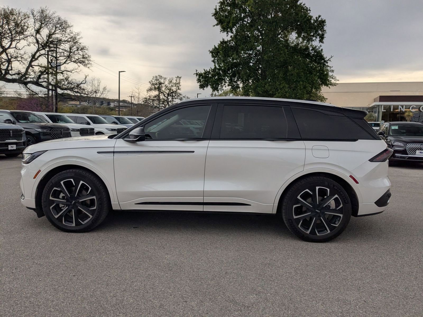 Used 2025 Lincoln Nautilus Reserve image 6