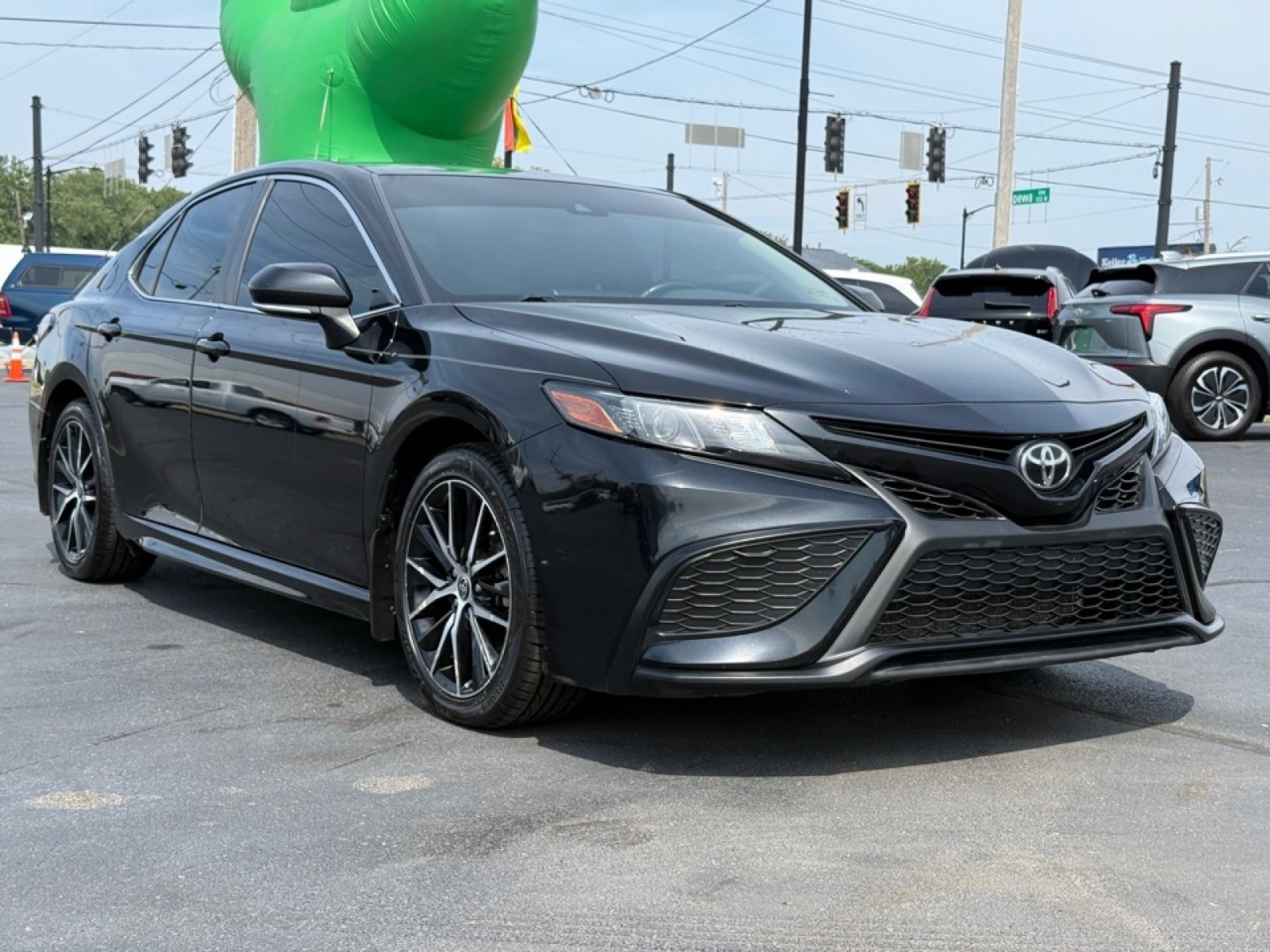 Used 2022 Toyota Camry SE w/ Convenience Package FWD image 2