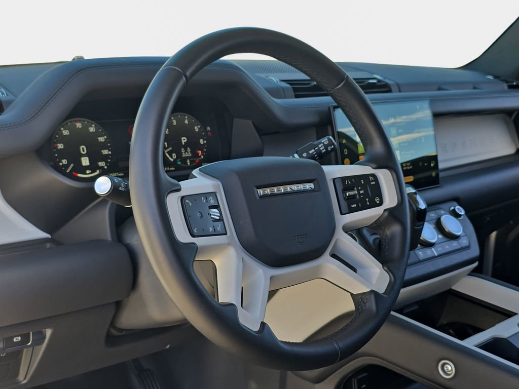 Used 2025 Land Rover Defender 130 X-Dynamic SE image 17