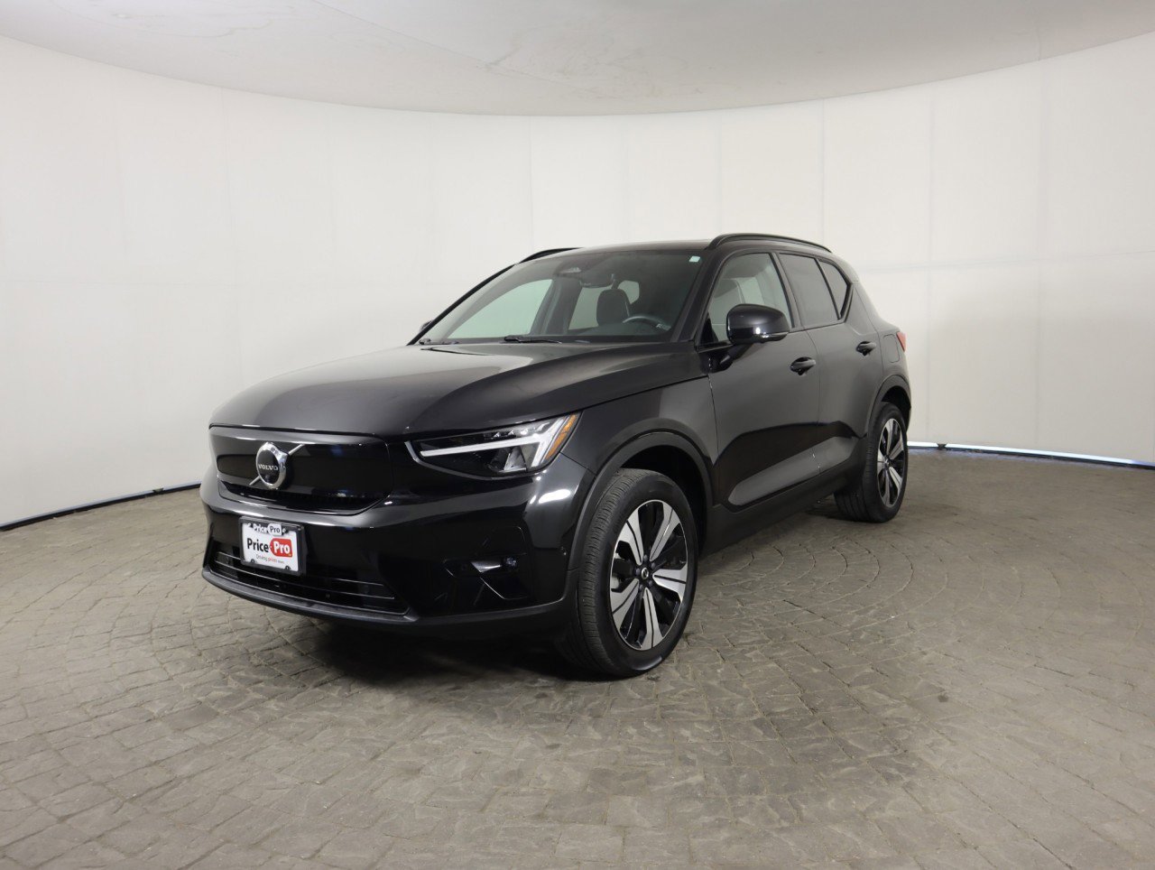 Used 2023 Volvo XC40 Recharge Plus image 4