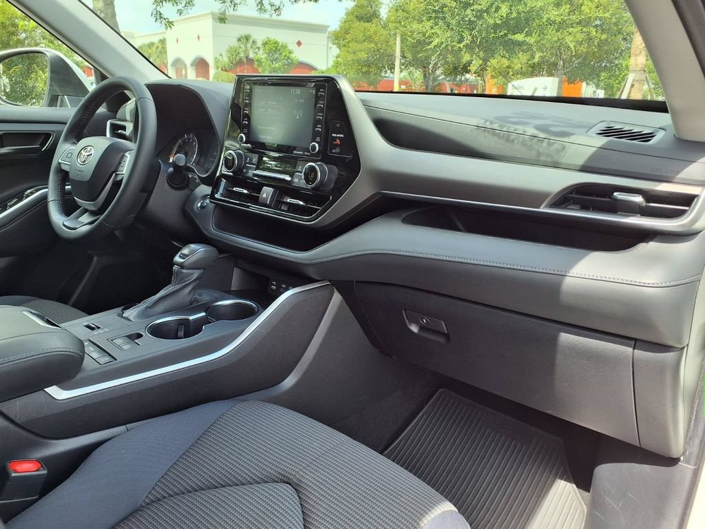 Used 2022 Toyota Highlander LE FWD image 11