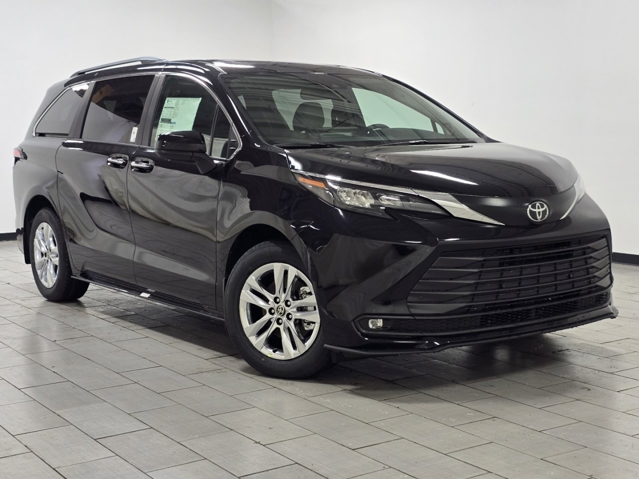 New 2026 Toyota Sienna XLE image 2