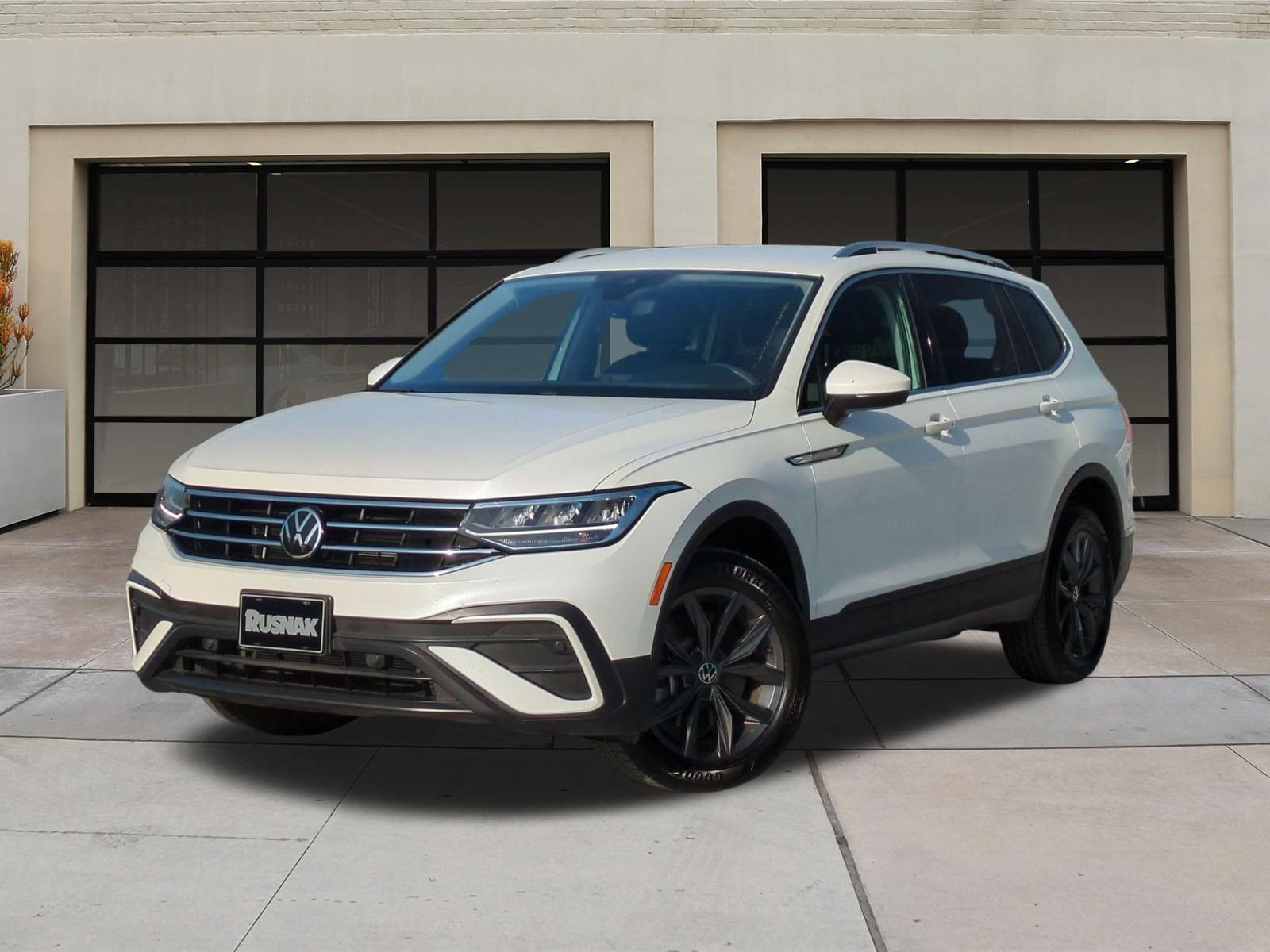 Used 2023 Volkswagen Tiguan SE FWD image 3