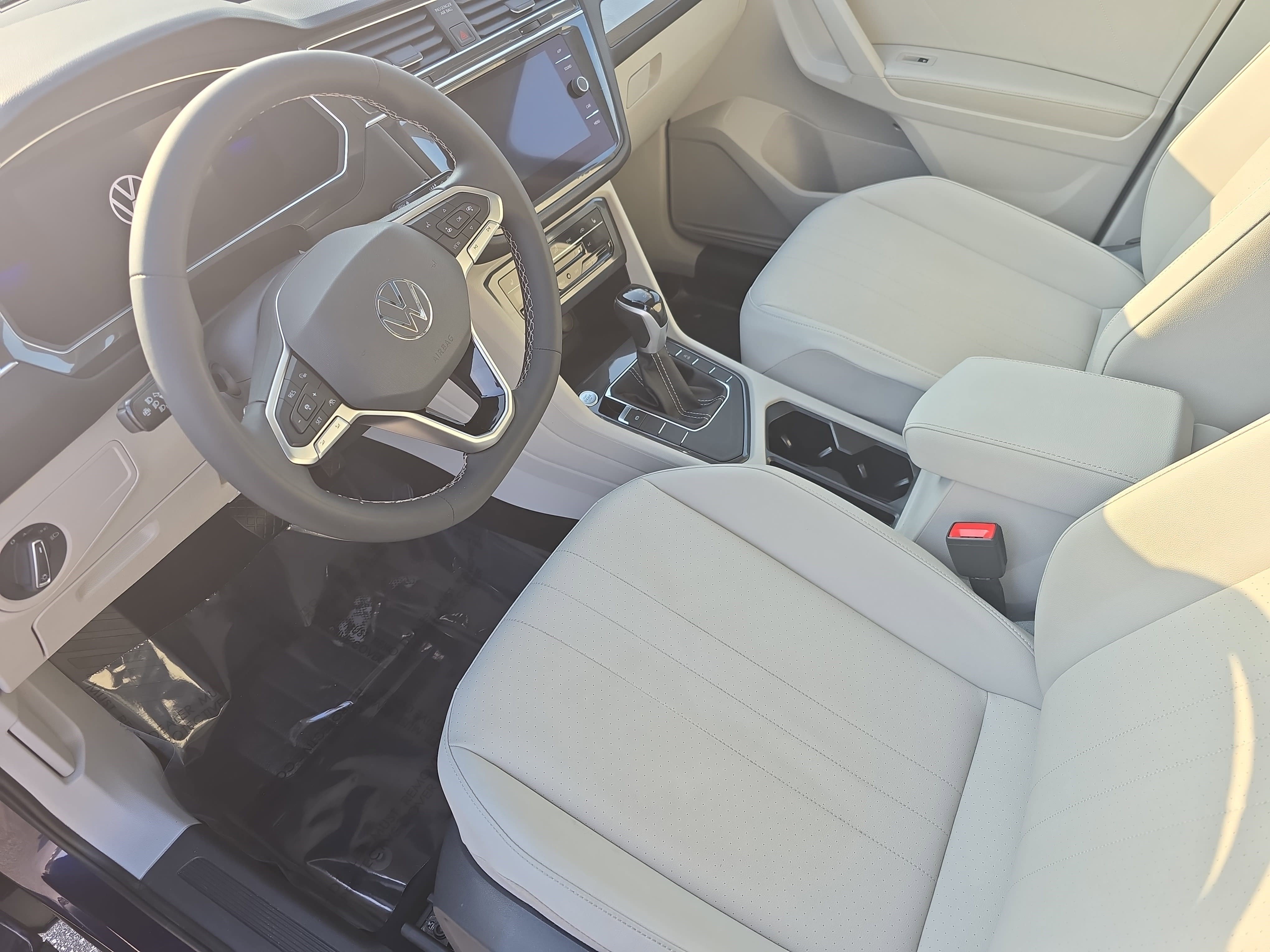 Used 2022 Volkswagen Tiguan SE image 16