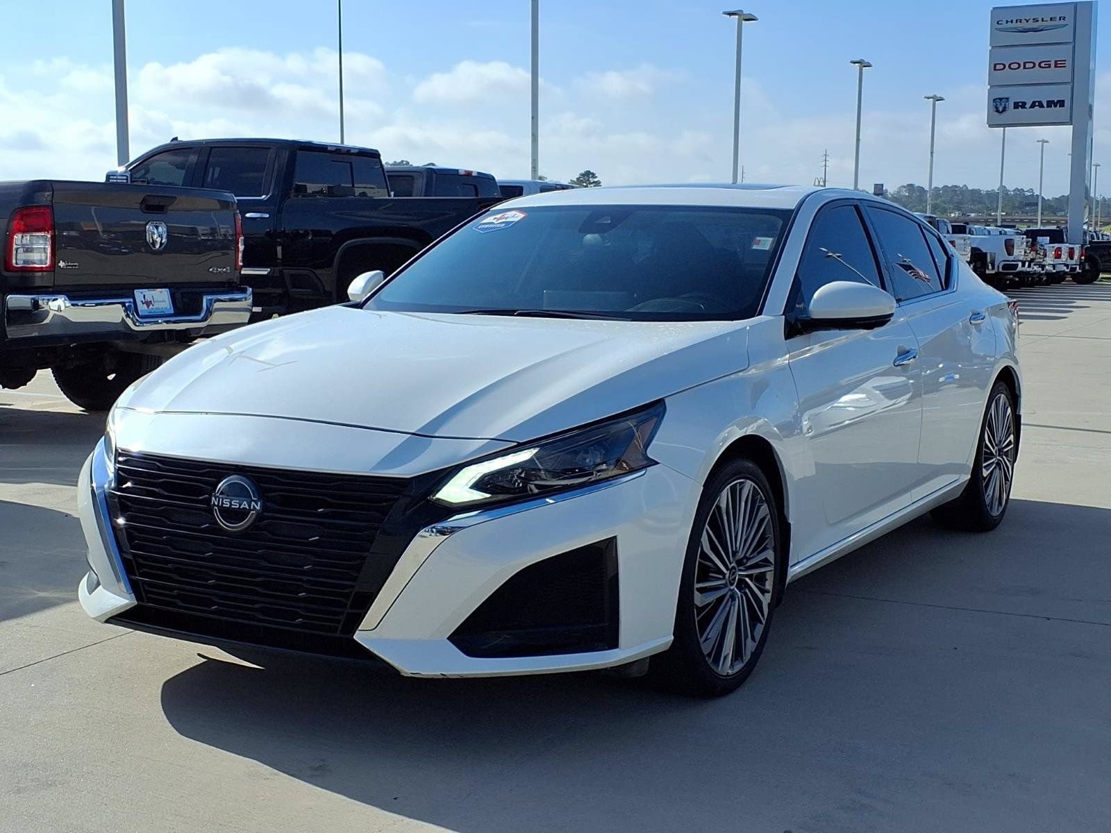 Used 2024 Nissan Altima 2.5 SL FWD image 3